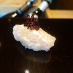 鮨 三心 - 皮剥ぎ骨切り鱧(韓国産、雌)の生つくね、紫蘇のベビーリーフ載せ