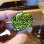 鮨 三心 - 昆布〆したベビーリーフ(広島県久井産、梶谷農園)と削り立て鰹節の海苔巻き、少量のシャリ