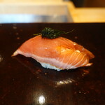 鮨 三心 - 根付き鰹(熊本県天草産、2年魚)、八代海苔(熊本県八代産)載せ