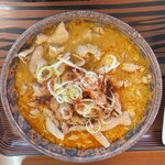 もつ煮屋 日の出食堂 - おかず大盛りは大きな器に