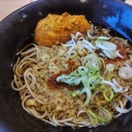 ゆで太郎 もつ次郎 - コロッケ投入