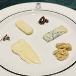 SALONE 2007 - ゴルゴンゾーラ他 胡椒とレーズンの間のチーズお名前失念 美味！