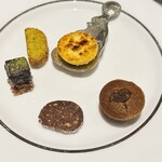 SALONE 2007 - 焼菓子 左端 山椒がピリリと効いた焼菓子 手前のチョリソー風ショコラ等々、皆美味！