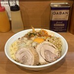 ラーメン BooBoo太郎。 - 小ラーメン(950円)
      汁なし(100円)
      野菜少なめニンニクマシマシアブラカラカラ
      玉ねぎキムチ(120円)
      お出汁なっとう(50円)