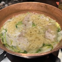 赤坂うまや - 「〆のラーメン玉」を投入したところ
                    2024年8月2日