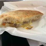 タリーズコーヒー - チーズ&エッグカレーフォカッチャ