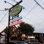 カフェドムッシュ - お店外観と道端の看板