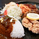 カフェドムッシュ - カレーにいろんなおかず・・