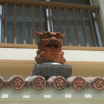 Oshokujinomise Jun - 屋根の上のシーサーです。