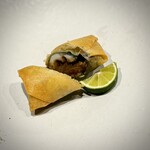 中華寝台 - ■鮎の春巻き
      この季節のスペシャリテ。鮎の香りが、ぶわ〜っと上ってきます。
      酢橘と山椒塩との相性も抜群で、夏には必ずいただきたい一品。