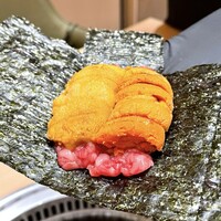 銀座 ちかみつ 並木通り - ①名刺代わりの逸品
                    雲丹2列の厳選和牛の雲丹ユッケドッグ　
                    ～淡雪塩～