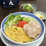 中華そば ふじ田 - 彩り完璧   玉子、きゅうり、トマト、焼豚、カイワレ、マヨと辛付き