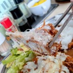 ハイライト - ジャンボチキンカツ二色おろしチーズ定食のチーズチキンカツ