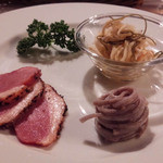 ペンションと～がらし - 前菜盛り合わせ　古代米のパスタです