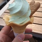 小豆島オリーブ園 - オリーブリーフソフトクリーム３００円。上質なバニラにオリーブリーフの粉末を混ぜた一品。抹茶のような上品な香りが面白いソフトクリームです( ´ ▽ ` )ﾉ