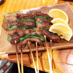 Date Sakaba Kyou Tarou - 牛タン串（1本￥390）ししとうと合わせて、ぷりっサクッとした食感♪