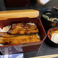 菊屋 - (*/ω＼*)ｷｬｰ!!
                      う、美しい…(♡ŐωŐ)ﾑﾌﾝ
                      照明に照らされてキラキラと輝くウナちゃん♡
                      コチラは、肝吸いと香の物が付いた
                      数量限定の国産鰻重(税込4,950円)でございます。