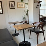 名曲カフェ エグモント - 一般席、シンプルな店内