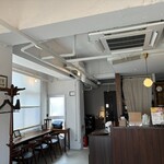 名曲カフェ エグモント - 200円追加でオーディオスピーカーのある奥の『音楽室』の利用をできます。音楽は一般席と共通