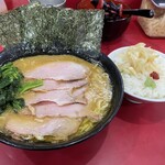 ラーメン 杉田家 - チャーシューメンとライス