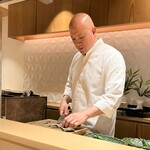 銀座 しのはら - 鮎の骨を取るしのはらさん