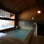 Wakamatsuya - 内湯の温度は高く、ピリッとシャキッとしたい人に最適だ。うすにごりの水色が、硫黄泉らしい