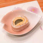 Wakamatsuya - 桜鱒のピクルス巻。器も含め、春らしい前菜だ
