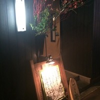 てしごと 是歩 - お店の入口には、季節の花とおススメメニュー