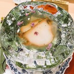 銀座 しのはら - 下には氷を削って作った器に鮑と葛