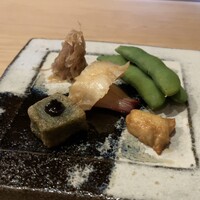 すし処 睦月 - □おつまみ八寸
                      ・本ミル貝
                      ・茗荷のきんぴら
                      ・麩の田楽
                      ・茶豆
