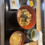 魚金寿司 すゞ木 - 煮あなごたたき風と言うアラカルトを酢飯の上にのせて貰い丼にしたもの。酢飯を少な目で煮あなごを多めにして貰いました。煮あなごのたたき風はアラカルトで1,300円。丼だと1,600円位かなぁ。