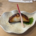 魚金寿司 すゞ木 - 銀ダラの西京焼き。甘さと旨みのバランスが良くて脂がのっており、口溶けが最高です。勿論、脂が1番のっている皮は最後のお楽しみでした。700円、カウンターで1人のみの方がオーダーする確率高し。
