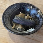 魚金寿司 すゞ木 - お通しのナスの煮浸し。新生姜が効いています。