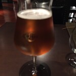 カールヴァーン ブルワリー＆レストラン  - ハイ出たピンぼけ。ビールも何種類もありました。異国を感じるスパイシーなビールをチョイス。私は好き！日本のビールが好きな人にはクセがあると思うかも。私は好き！（再）