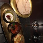 カールヴァーン ブルワリー＆レストラン  - これが前菜。ワクワクするぅ。左上のナンみたいなのはナンじゃないけど親戚だと思う。説明されたけど雷が鳴っていて聞き取れなかったww