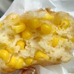 SHIBUichi BAKERY  - 割ったらコーンがたっぷり