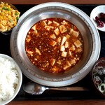 チャイナハウス - 料理写真:麻婆豆腐定食(980円也) 左上の玉子、グリンピース、コーンはどのように食べるのか？