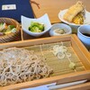 おばんざい・炙り焼き・酒 菜な - せいろ蕎麦とサーモン・アボカドちらし寿司　天婦羅添え(税込1,580円)
①せいろ蕎麦②サーモンとアボガドのちらし寿司③天麩羅(白鱚、南瓜、舞茸)④茹でブロッコリー⑤お漬け物