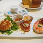 Morton's The Steakhouse - シュリンプカクテル、ホタテのベーコン巻き、ミニクラブケーキ