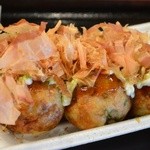 Imo Tako - 名物 芋たこ焼き 6コ入り 400円。