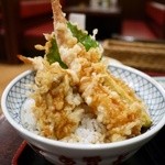 E Bessan - ズワイ蟹と海老の天丼膳 1370円。