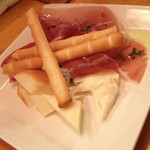 クッチーナ笑多 - ヨーロッパチーズと生ハム（１，２８０円）２０１４年３月