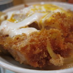 とんかつ燕楽 - 衣厚め、サクサクのカツ。
      
      お肉は山形県平田牧場の三元豚。
      