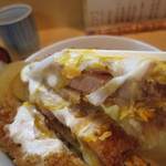 とんかつ燕楽 - 衣厚め、サクサクのカツ。
      
      お肉は山形県平田牧場の三元豚。
      