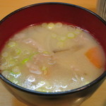 とんかつ燕楽 - 白味噌仕立ての豚汁。
      
      具が沢山。
      
      