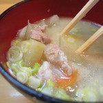 とんかつ燕楽 - 白味噌仕立ての豚汁。
      
      具が沢山。
      
      