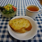 Basuta - サラダ、スープ、ガーリックトースト