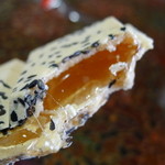 Hachinoheya - ごま煎餅で水飴をサンド