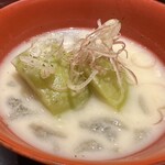 室町 和久傳 - 賀茂茄子と蓴菜の白味噌仕立てのお椀