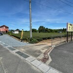 中国料理　大笑 - 店舗隣の茶畑の脇（砂利の箇所）に駐車場が追加されました。